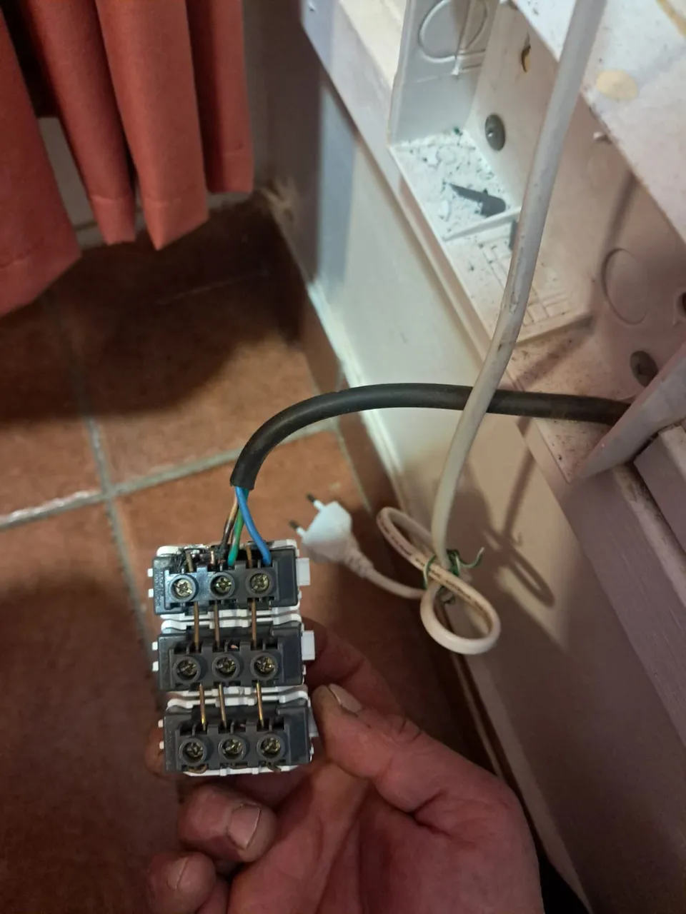 Instalación de enchufe y empalme