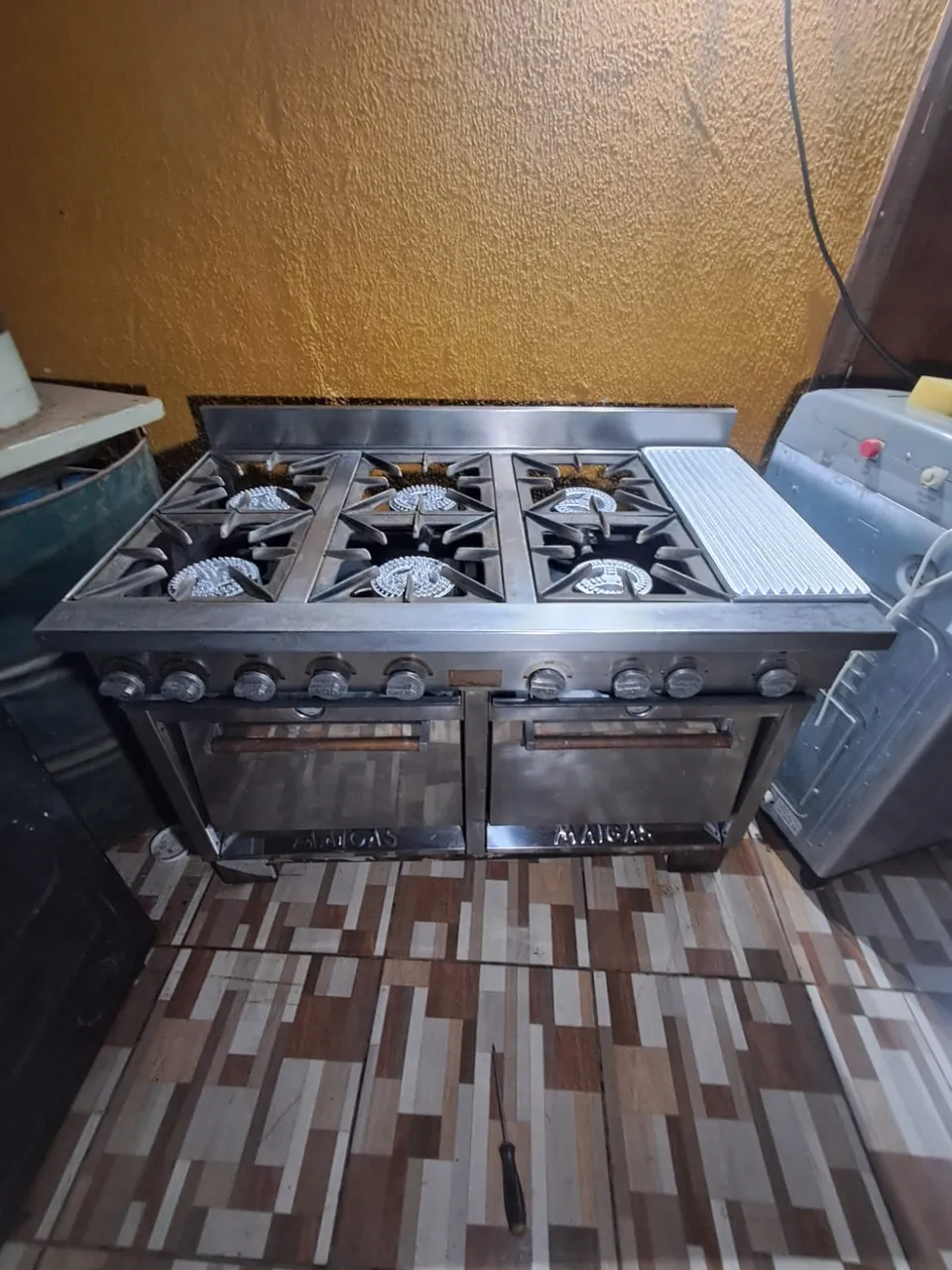 Cocina industrial a gas de seis quemadores