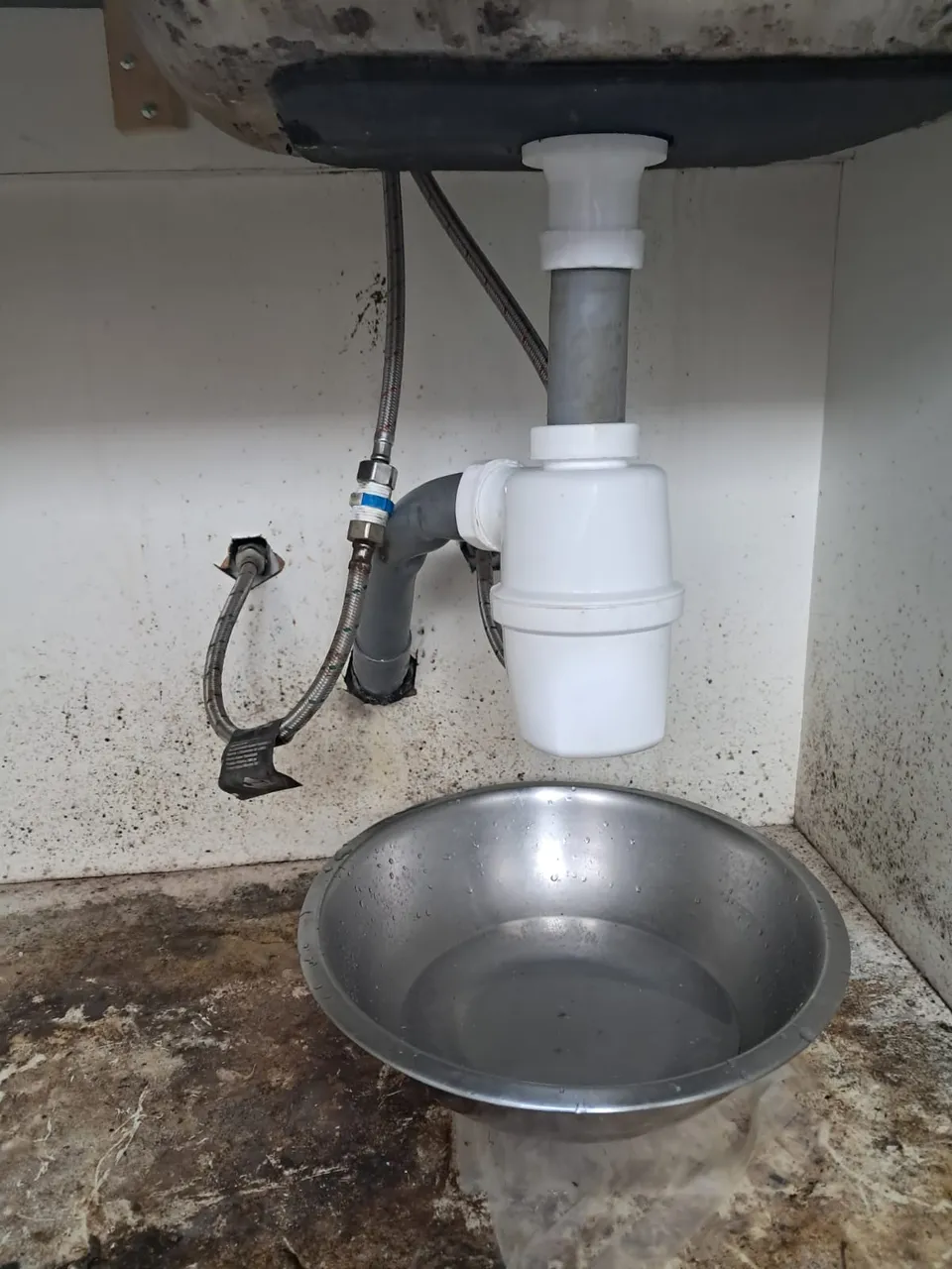 Instalación de sifón bajo lavaplatos